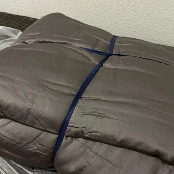 HUSH WEIGHTED BLANKET FOR HOT SLEEPERS 15lbs. 60x80 twin size Blankets & Throws